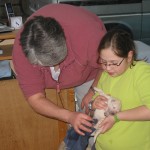 Leonie hilft beim Baby-putzen